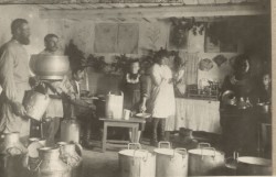 Фотография. Подшефный колхоз в Ставропольской психиатрической колонии. 1930-е гг. Из фотоальбома главного врача А.Я. Доршта 1939 г.